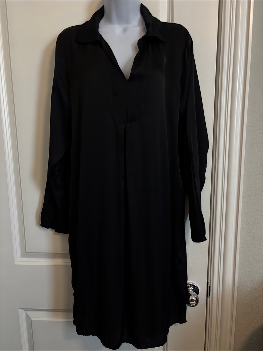 Tempo Paris Black Sateen Long-Sleeve V-Neck Tunic Dress. M